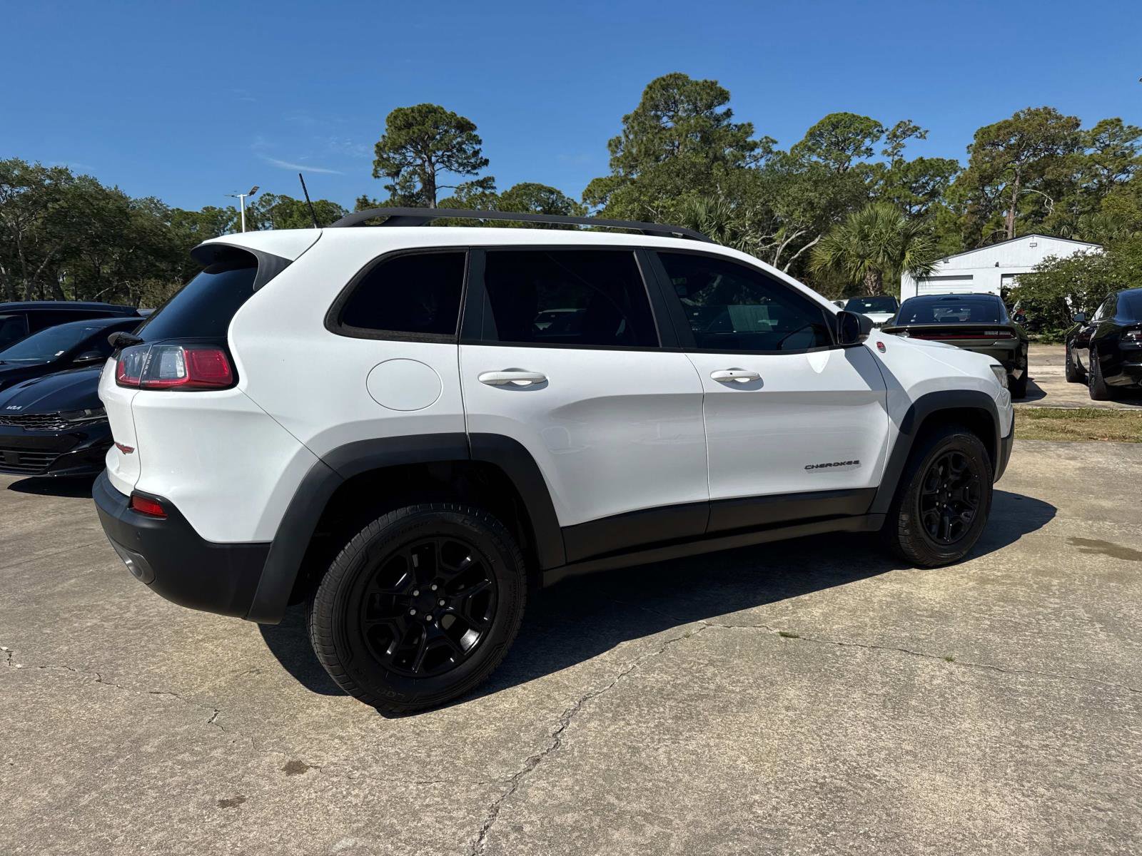 Used 2019 Jeep Cherokee Trailhawk AWD/4WD image 3