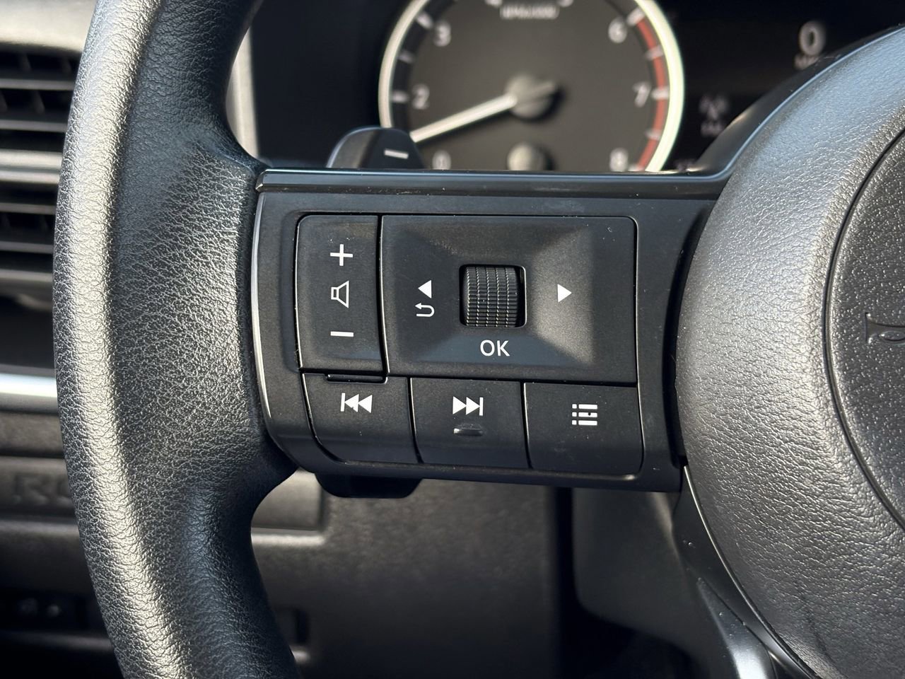 Used 2024 Nissan Rogue S image 16