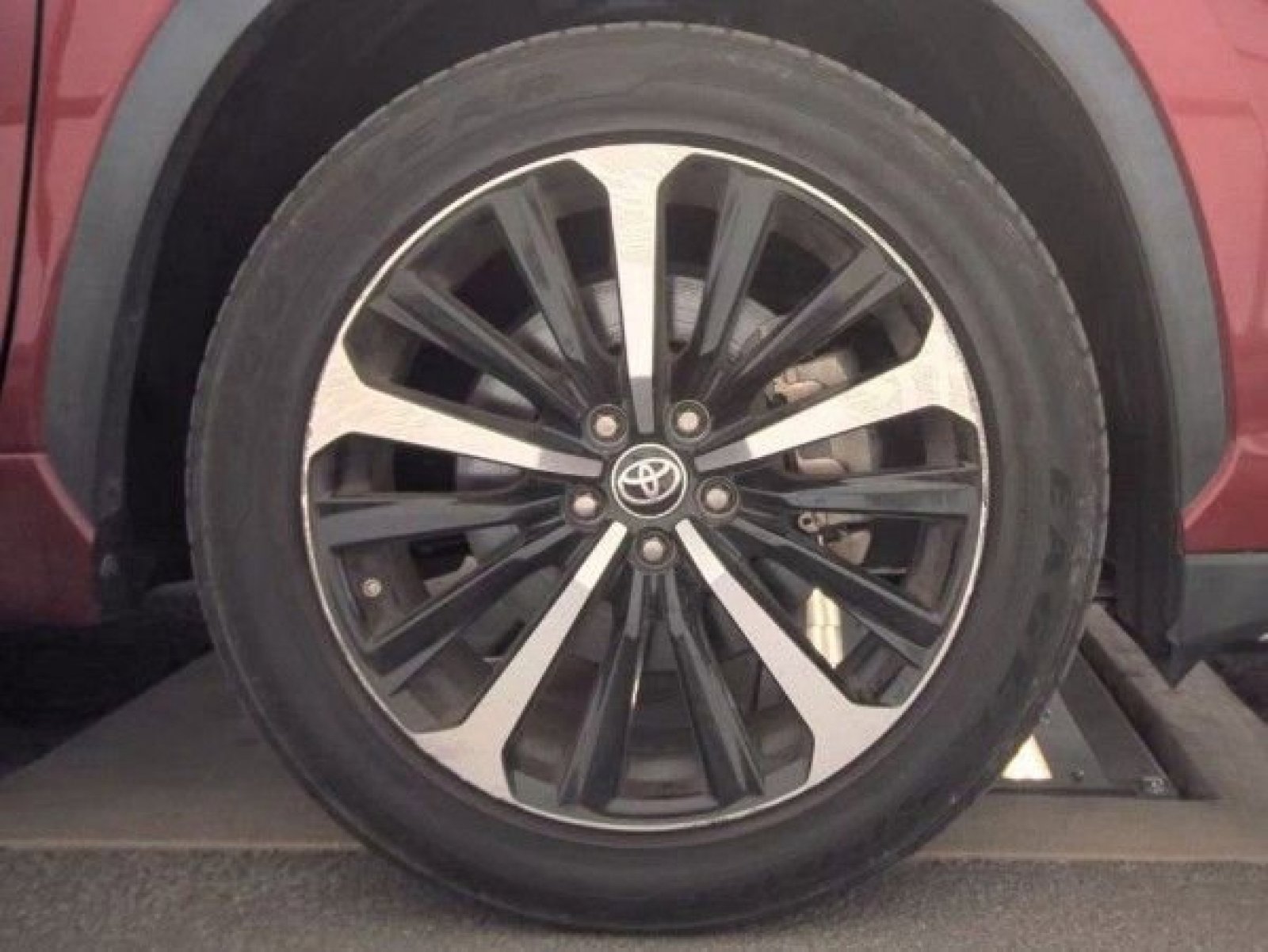 Used 2021 Toyota Highlander XSE FWD image 6