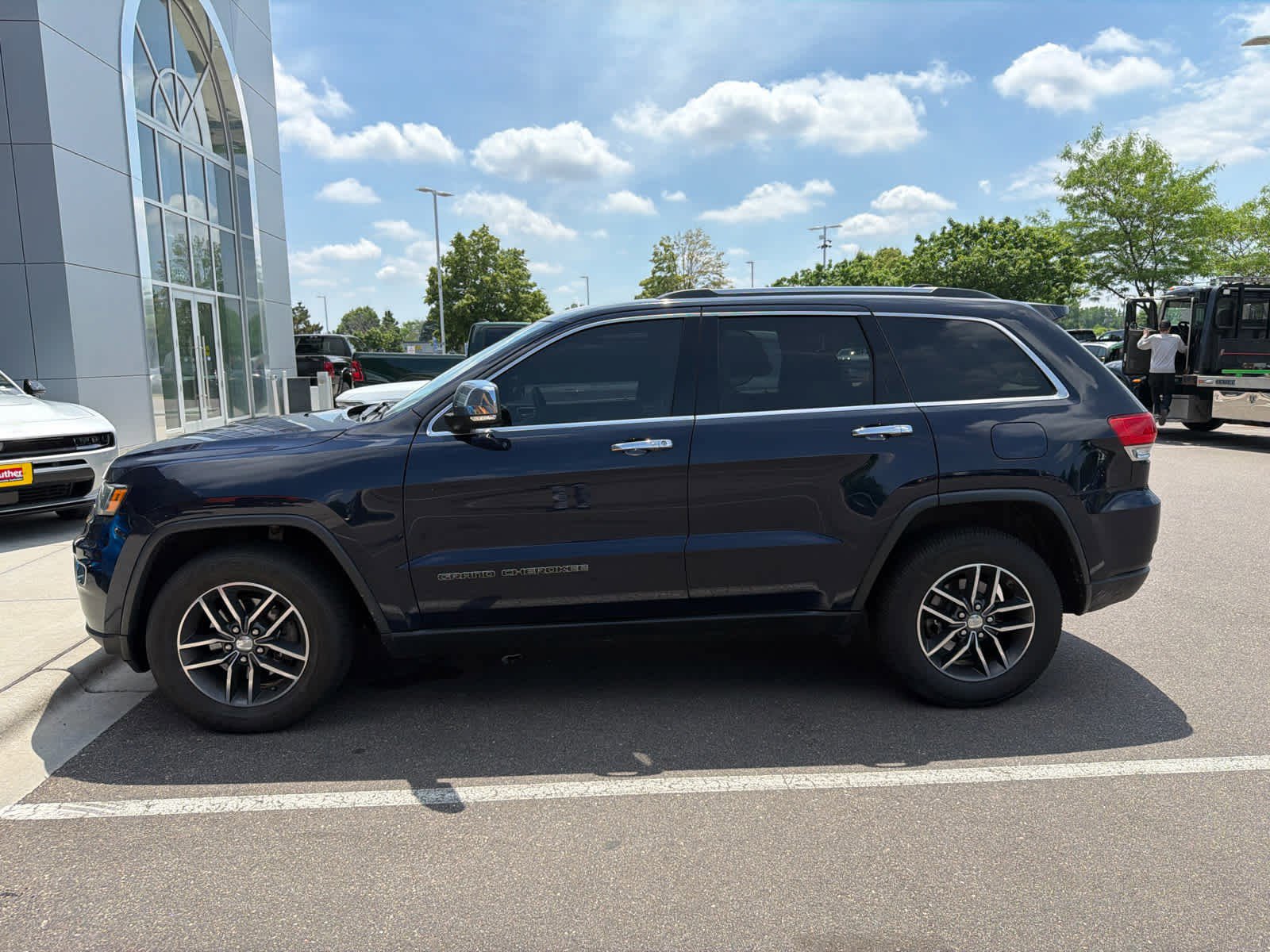 Used 2017 Jeep Grand Cherokee Limited w/ Luxury Group II AWD/4WD image 5