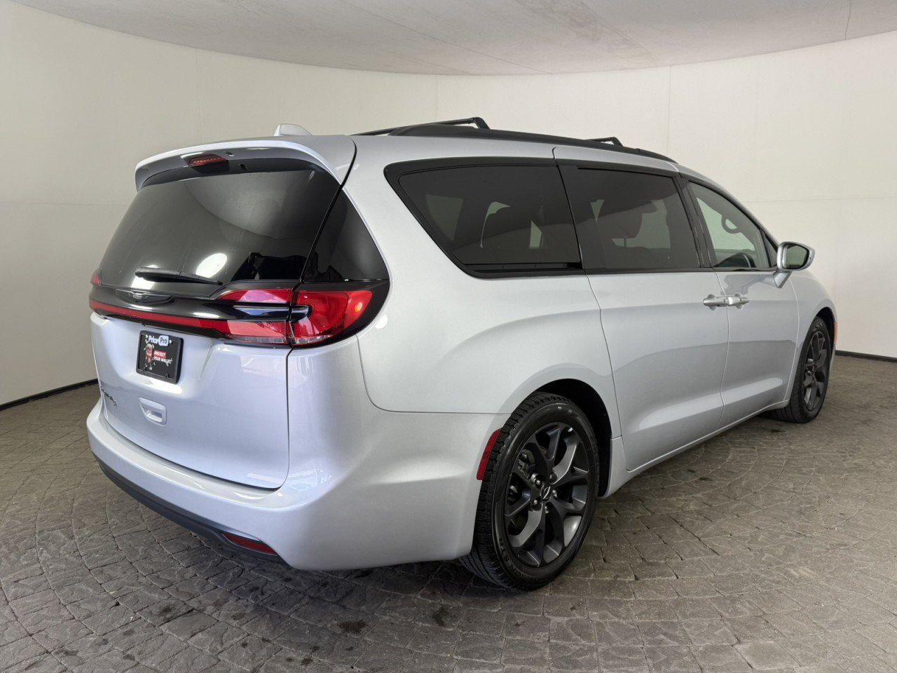 Used 2022 Chrysler Pacifica Touring-L w/ S Appearance Package FWD image 9