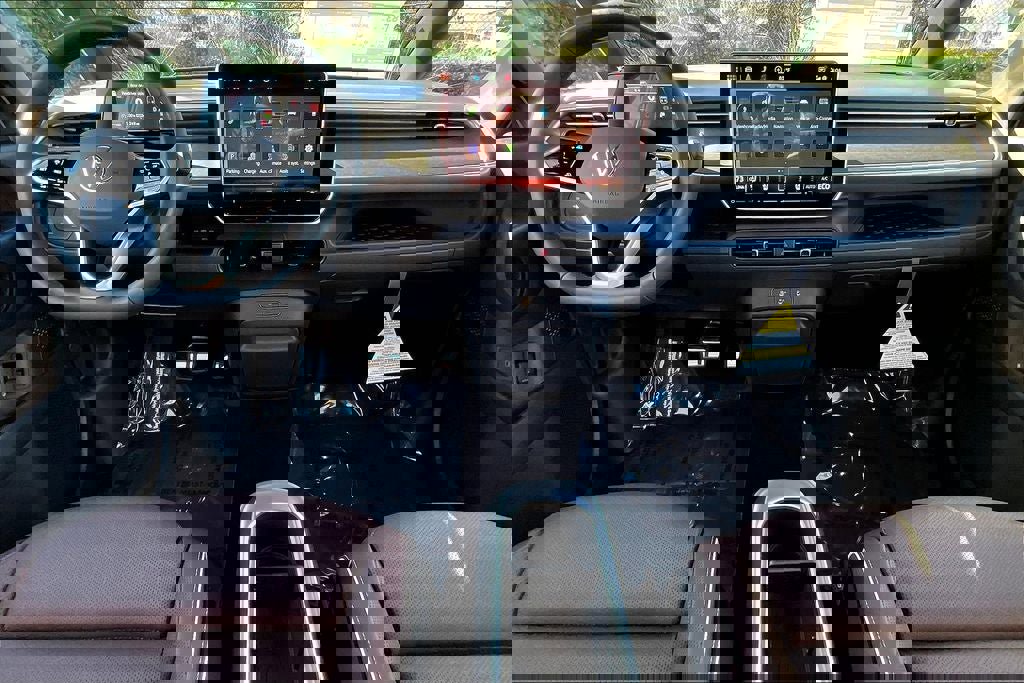 Certified 2025 Volkswagen ID. Buzz Pro S image 15