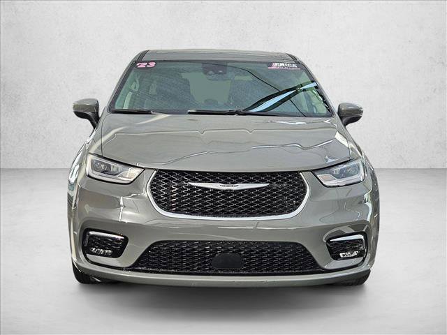 Used 2023 Chrysler Pacifica Touring-L FWD image 2