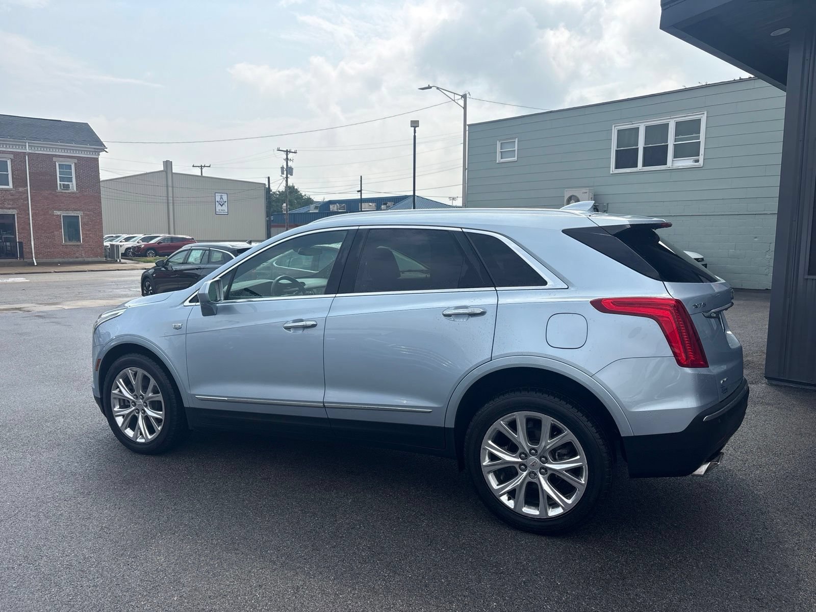 Used 2017 Cadillac XT5 Luxury w/ Driver Awareness Package AWD/4WD image 2