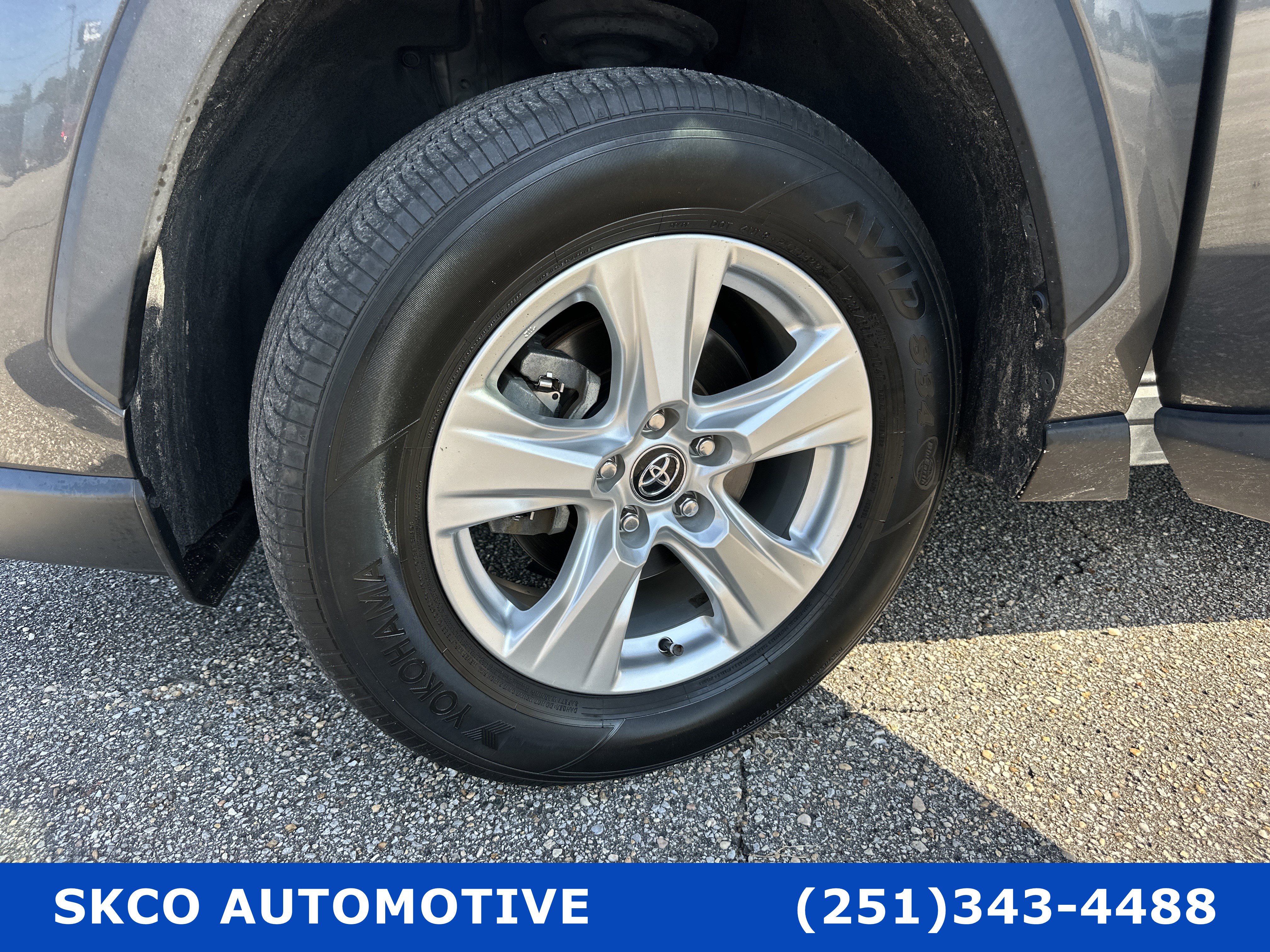 Used 2021 Toyota RAV4 XLE Premium FWD image 9