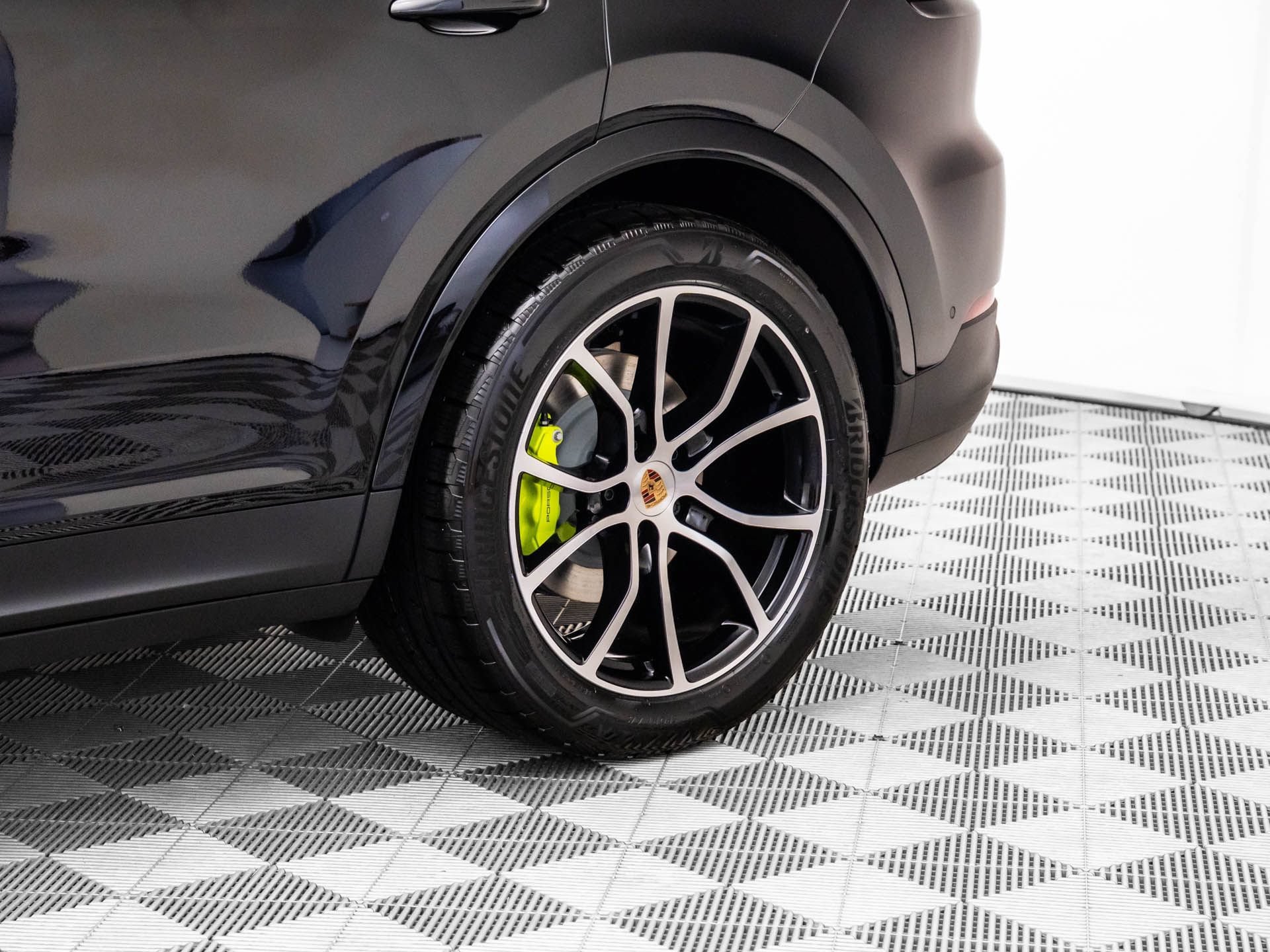 Certified 2025 Porsche Cayenne E-Hybrid Coupe AWD/4WD image 34