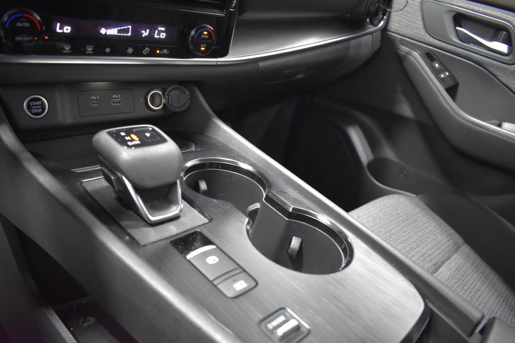 Used 2022 Nissan Rogue SV image 16