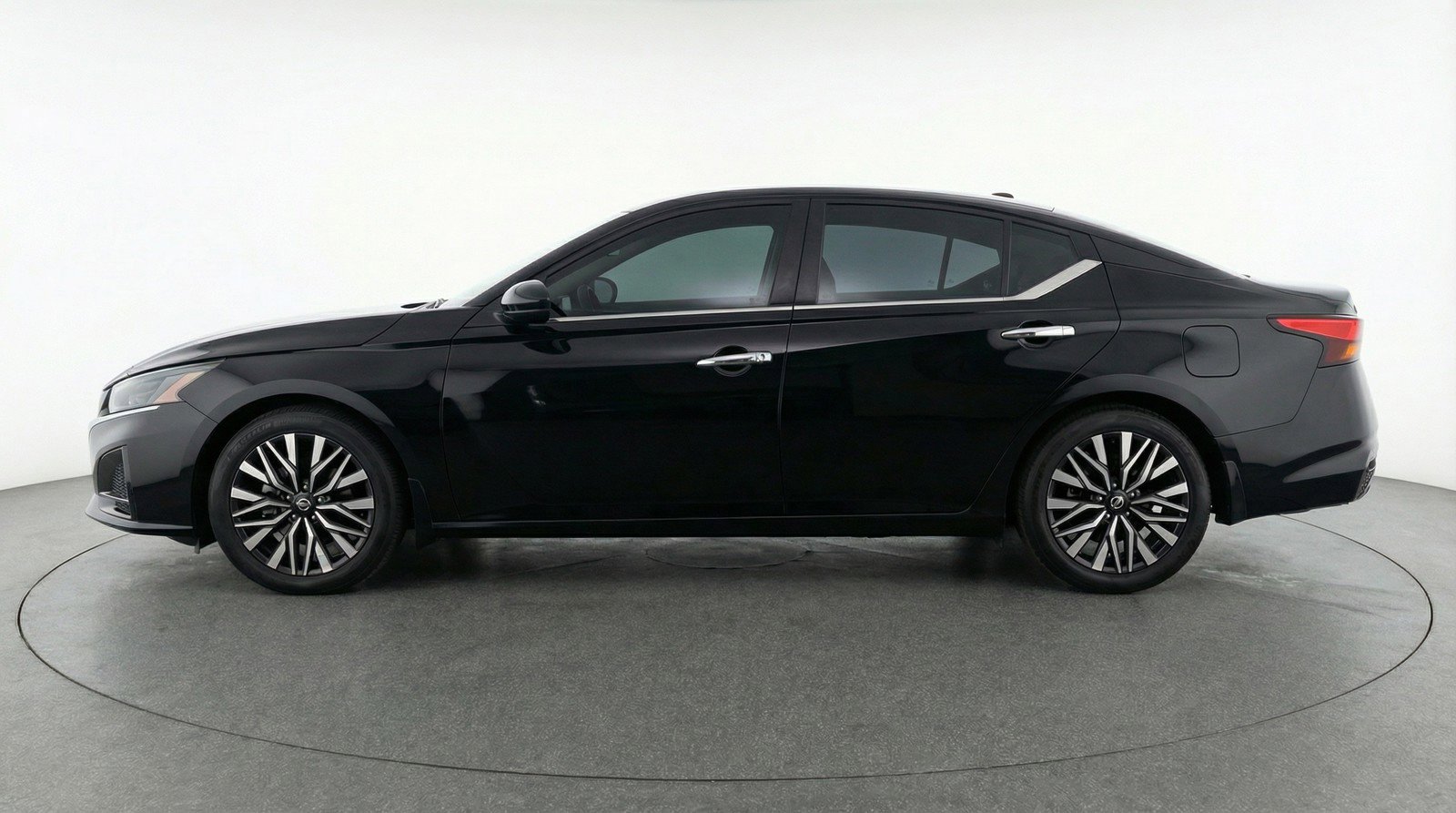 Used 2025 Nissan Altima 2.5 SV FWD image 5