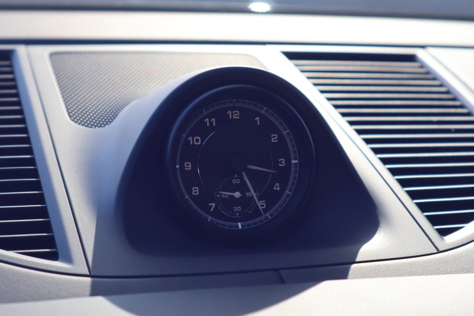 Certified 2025 Porsche Macan image 28