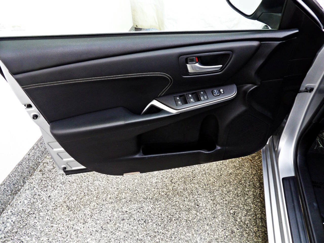 Used 2015 Toyota Camry XLE w/ Moonroof Package FWD image 7