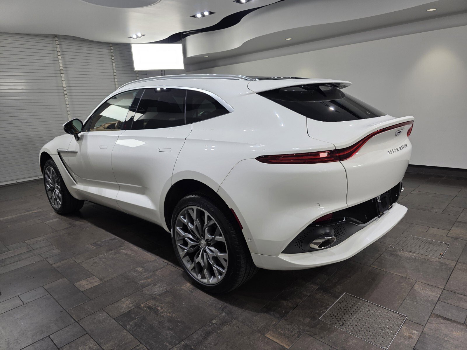 Used 2022 Aston Martin DBX image 2