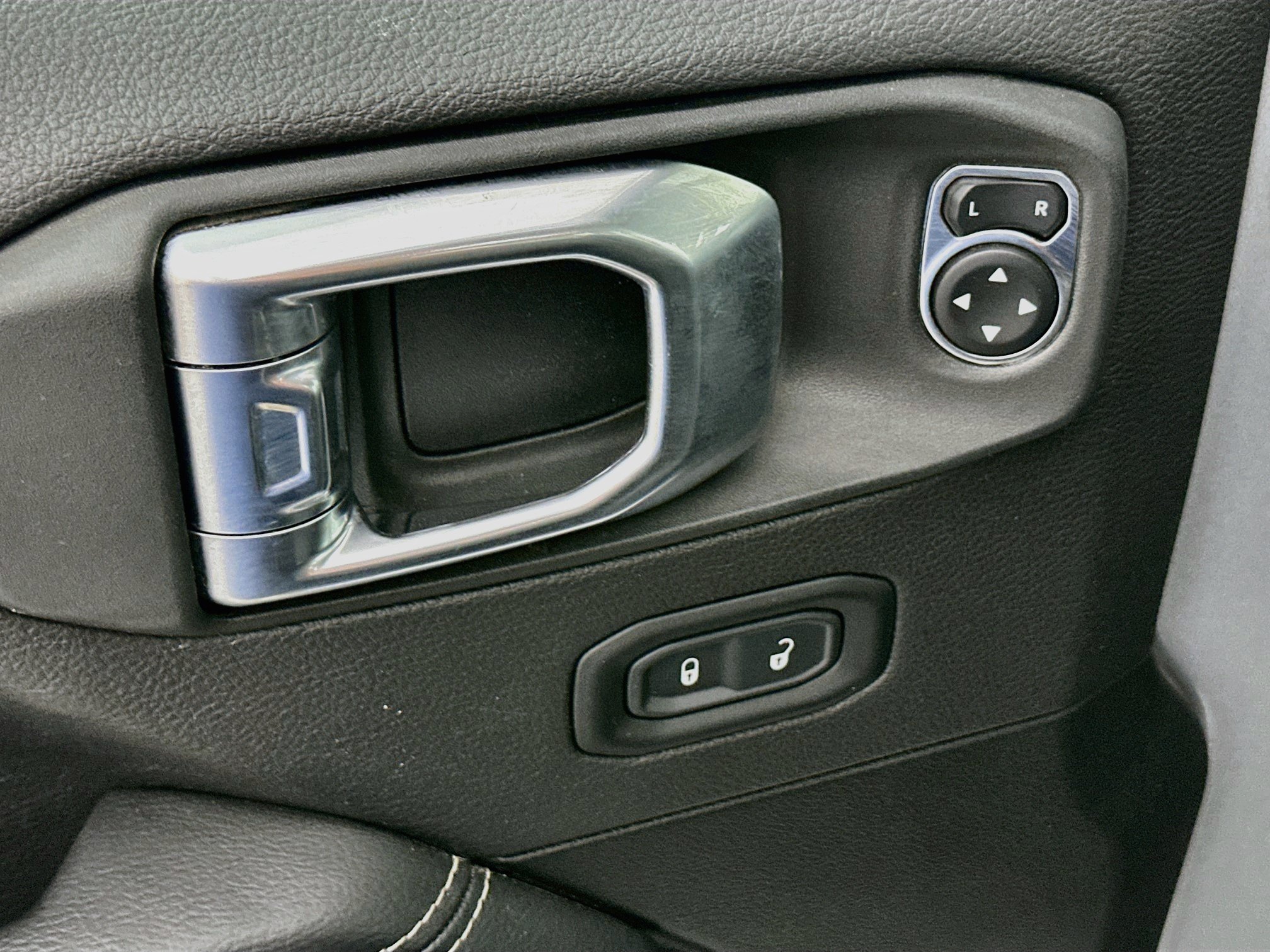 Used 2023 Jeep Wrangler Unlimited Sahara AWD/4WD image 15