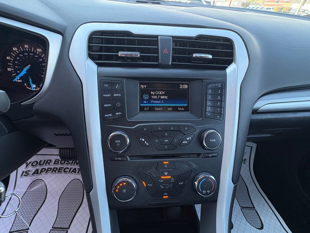 Used 2016 Ford Fusion SE FWD image 10