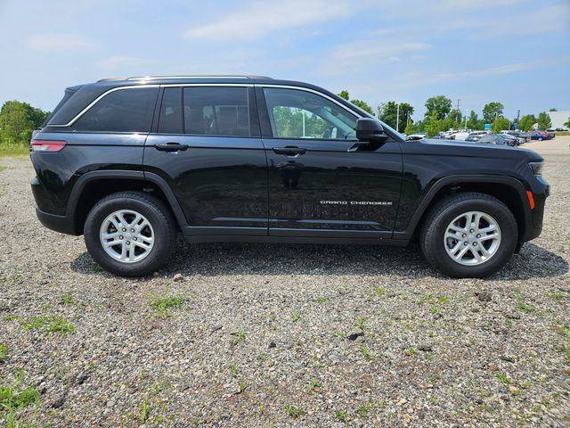 Used 2023 Jeep Grand Cherokee Laredo AWD/4WD image 14