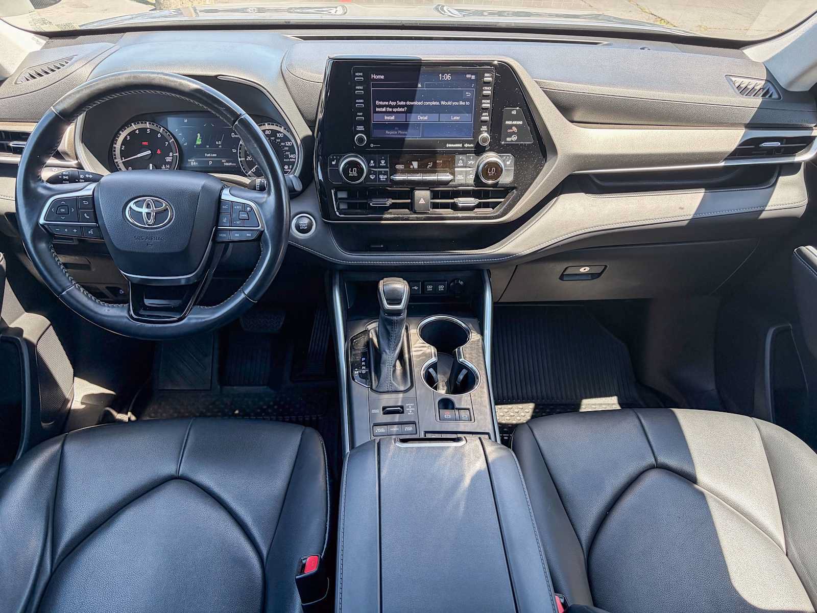 Used 2021 Toyota Highlander XLE AWD/4WD image 11