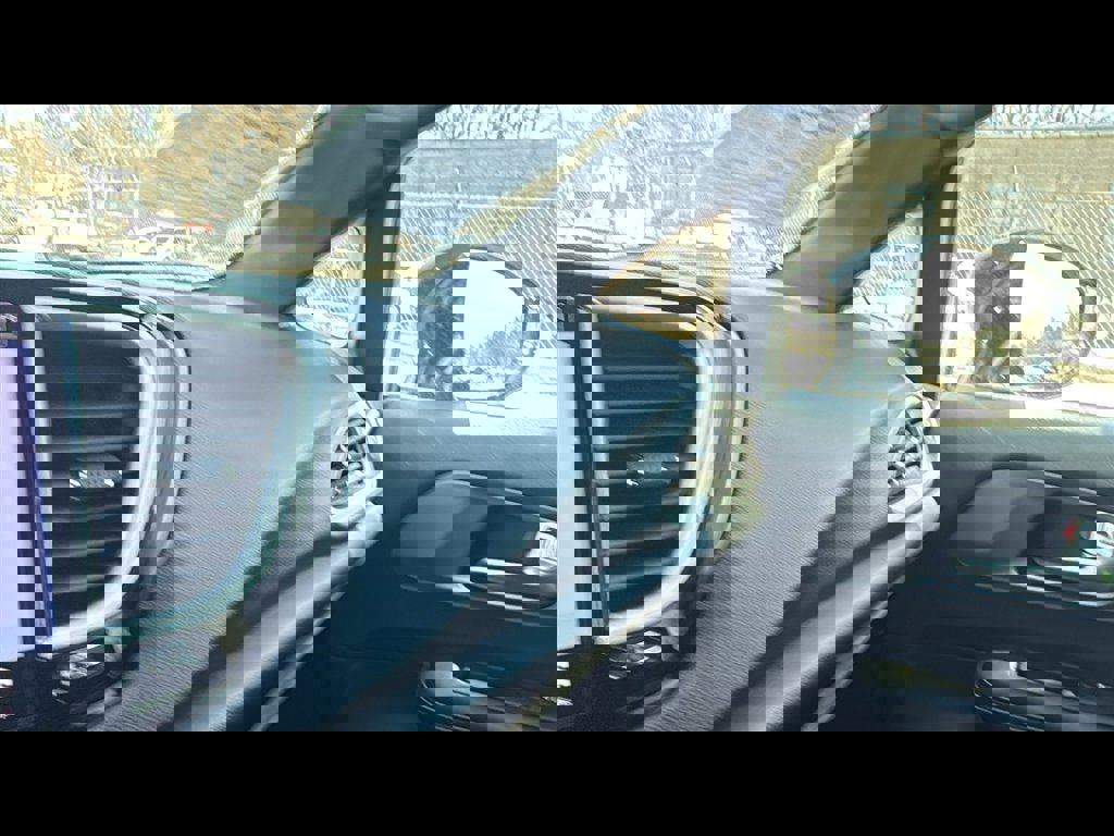 Used 2025 Chrysler Pacifica Select image 16