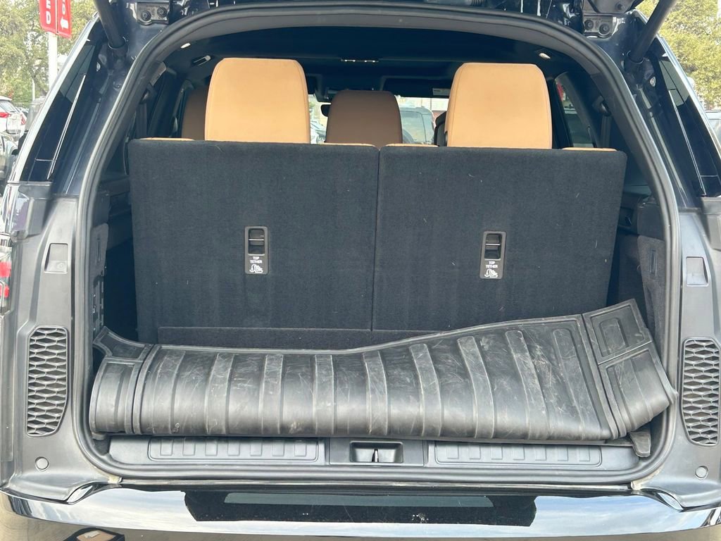 Used 2024 Land Rover Discovery Dynamic SE image 12