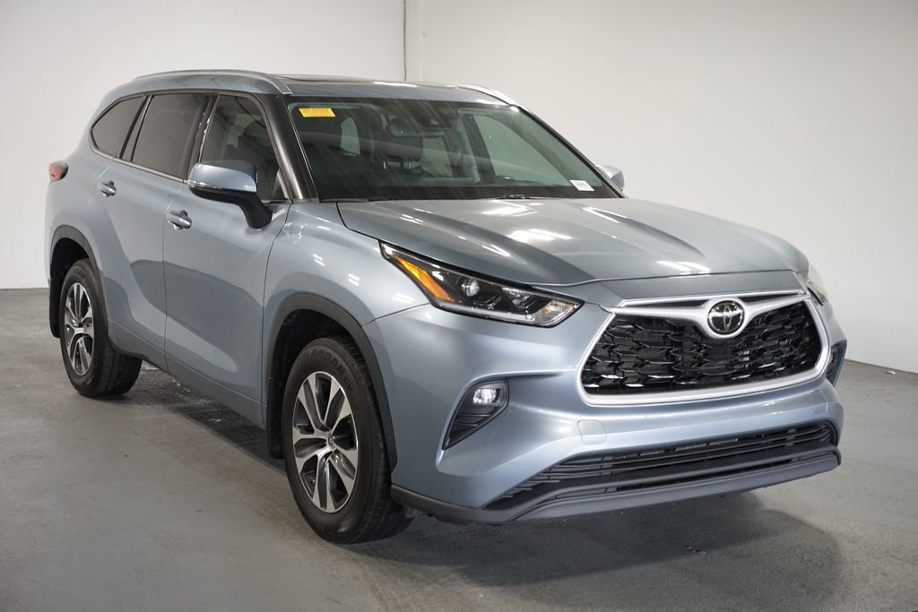 Used 2021 Toyota Highlander XLE image 3