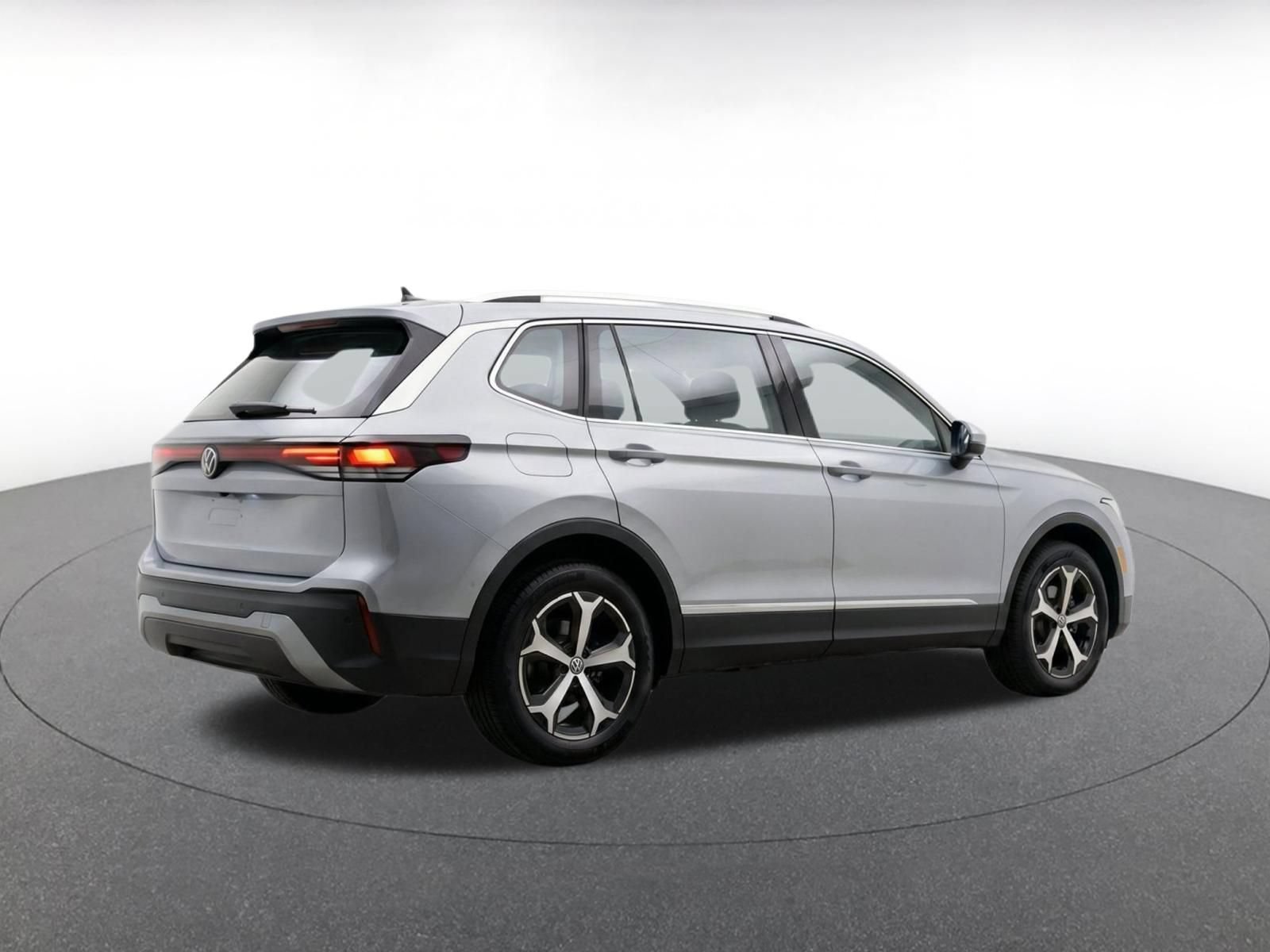 Used 2026 Volkswagen Tiguan SE AWD/4WD image 8