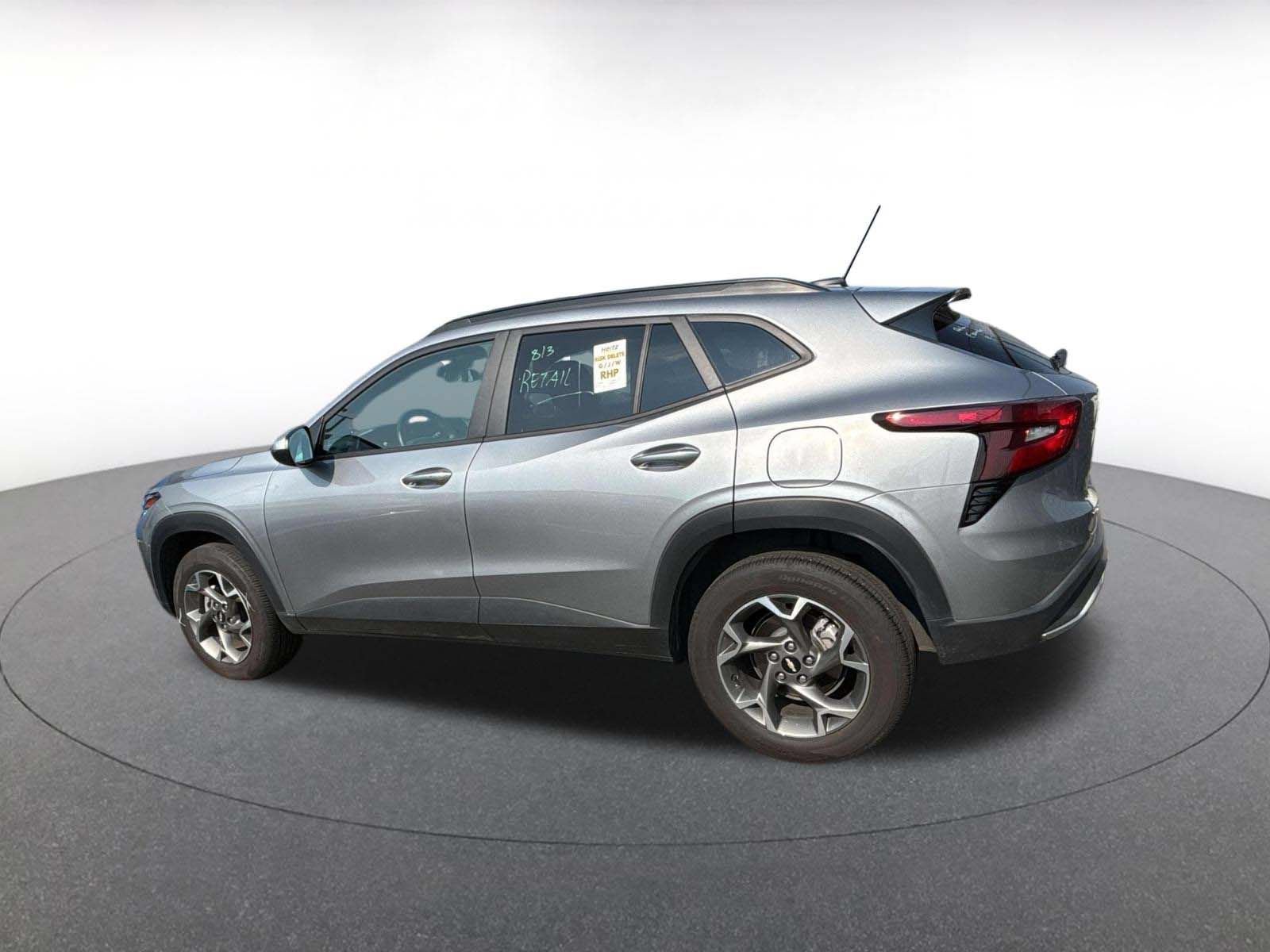Used 2025 Chevrolet Trax LT w/ LT Convenience Package FWD image 11