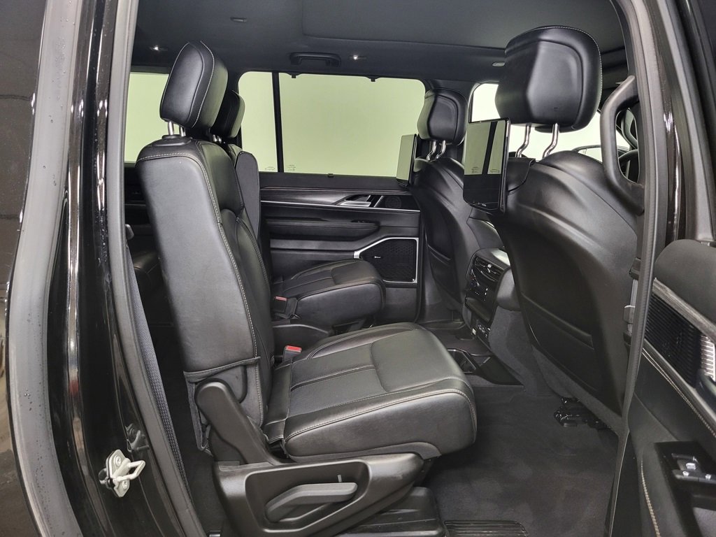 Used 2024 Jeep Wagoneer L Series III w/ Premium Group I image 11