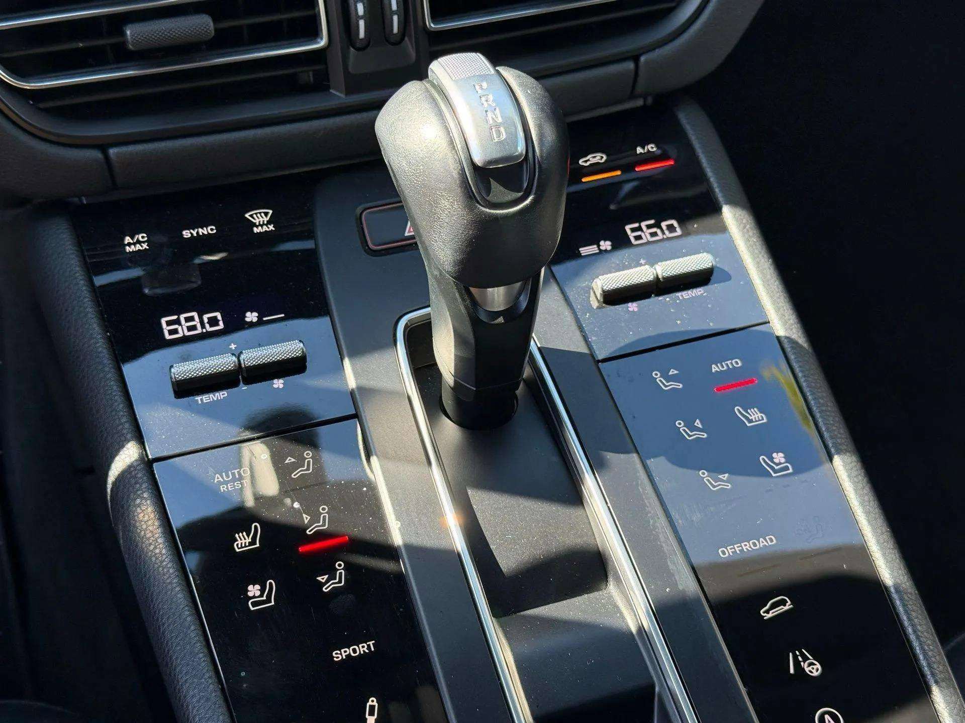 Used 2024 Porsche Macan image 40