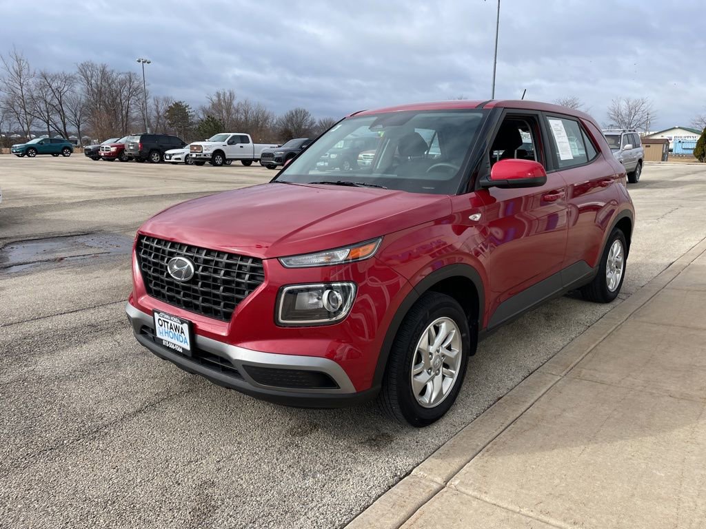 Used 2023 Hyundai Venue SE image 2