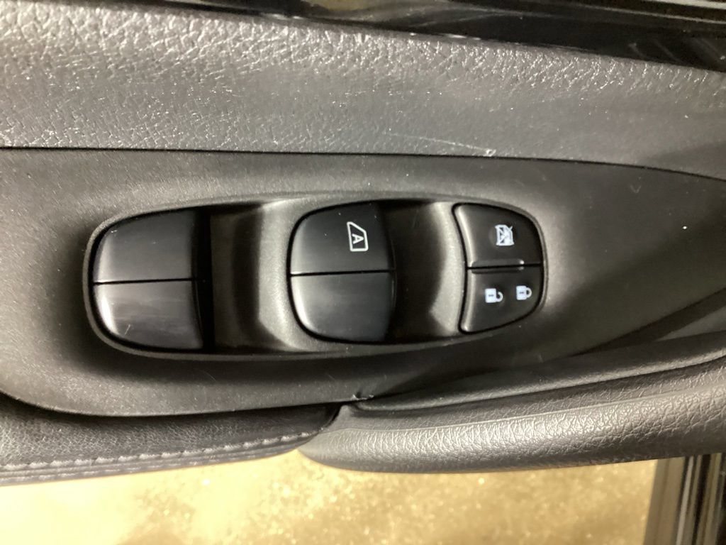 Used 2020 Nissan Rogue Sport SV FWD image 17
