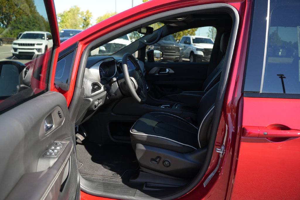 New 2027 Chrysler Pacifica Limited FWD image 12