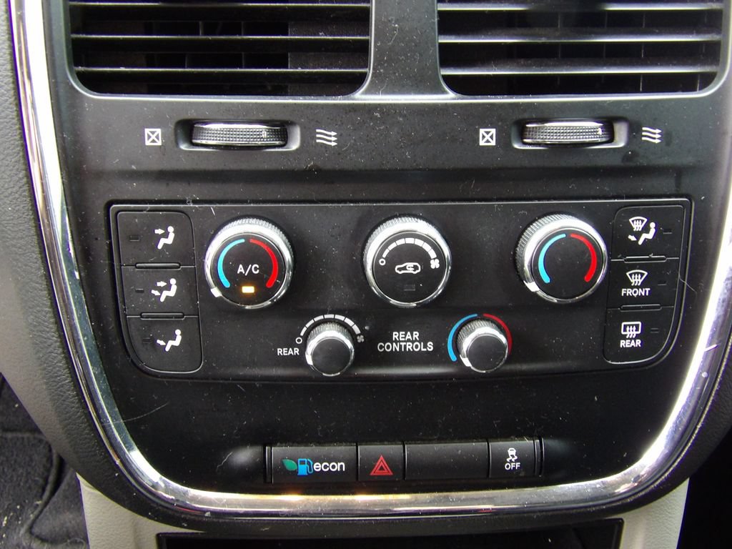 Used 2016 Dodge Grand Caravan SE w/ Quick Order Package 29E SE FWD image 17