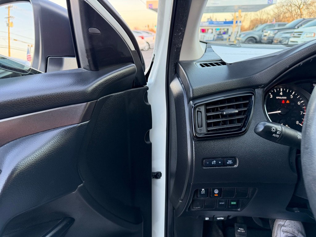 Used 2020 Nissan Rogue Sport S image 17