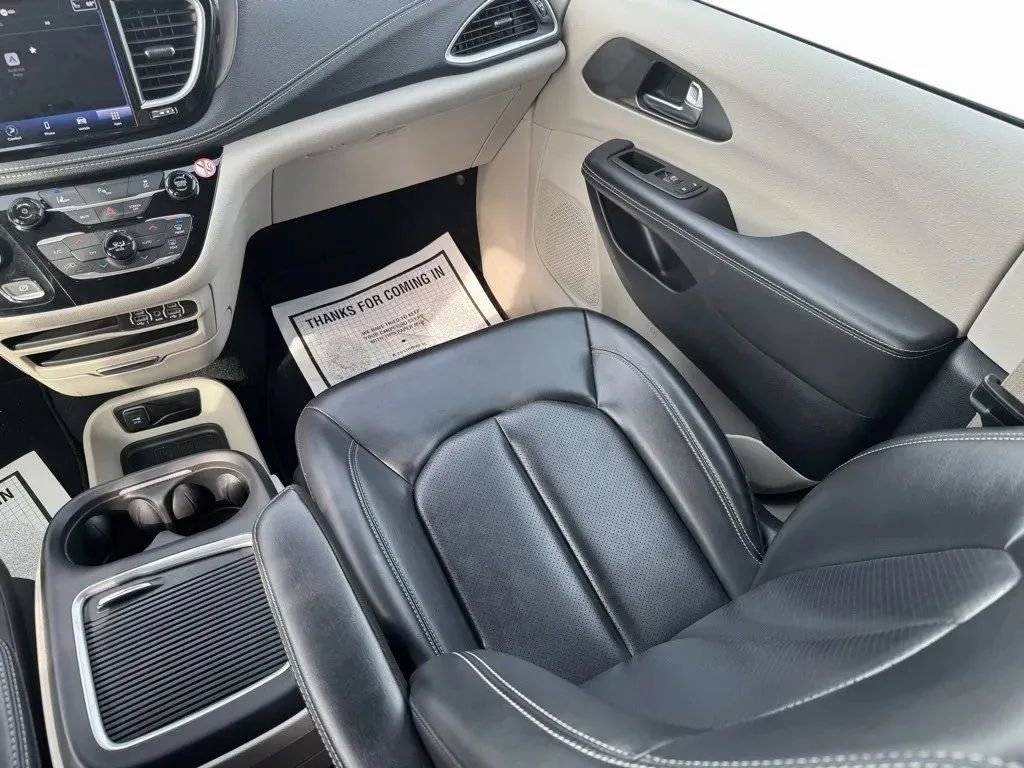 Used 2023 Chrysler Pacifica Touring-L image 21