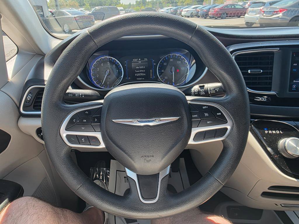 Used 2018 Chrysler Pacifica LX w/ Tire & Wheel Group FWD image 13