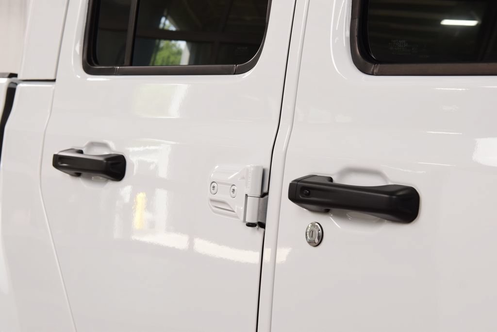 Used 2025 Jeep Gladiator Mojave AWD/4WD image 24