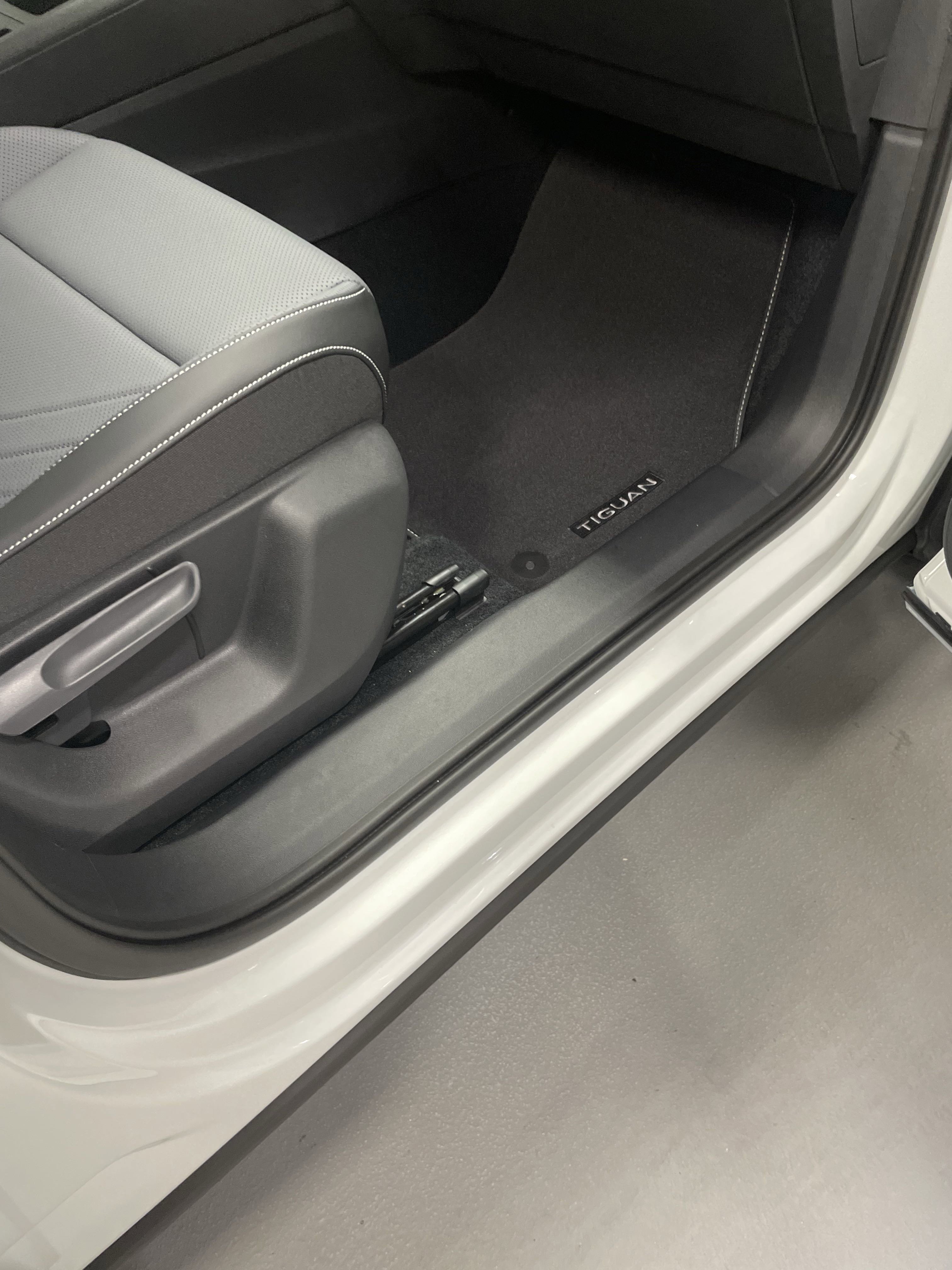 New 2025 Volkswagen Tiguan SE R-Line image 9