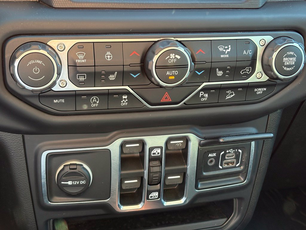 Used 2019 Jeep Wrangler Unlimited Sahara w/ Dual Top Group AWD/4WD image 13