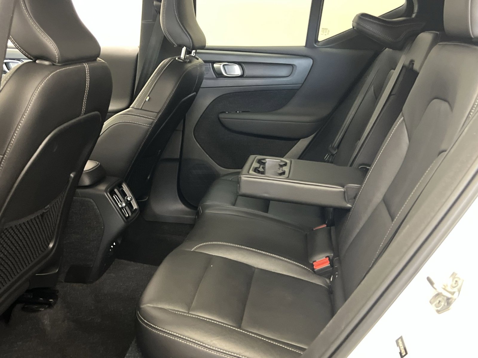 Used 2021 Volvo XC40 T5 Momentum w/ Premium Package image 23