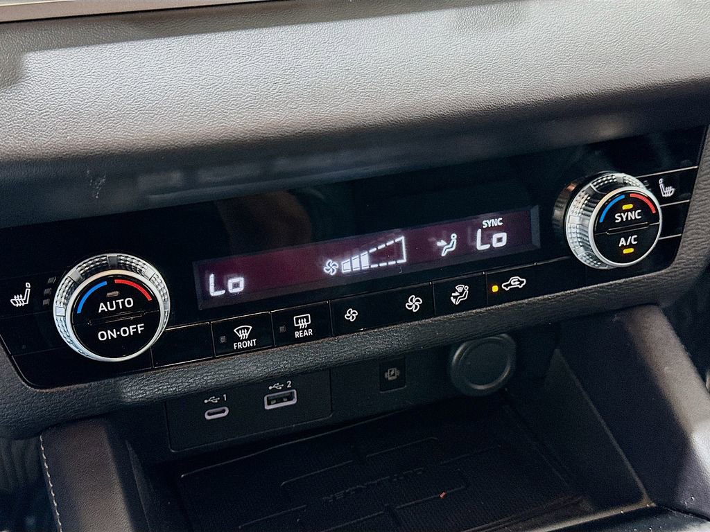 Used 2023 Mitsubishi Outlander SE image 16