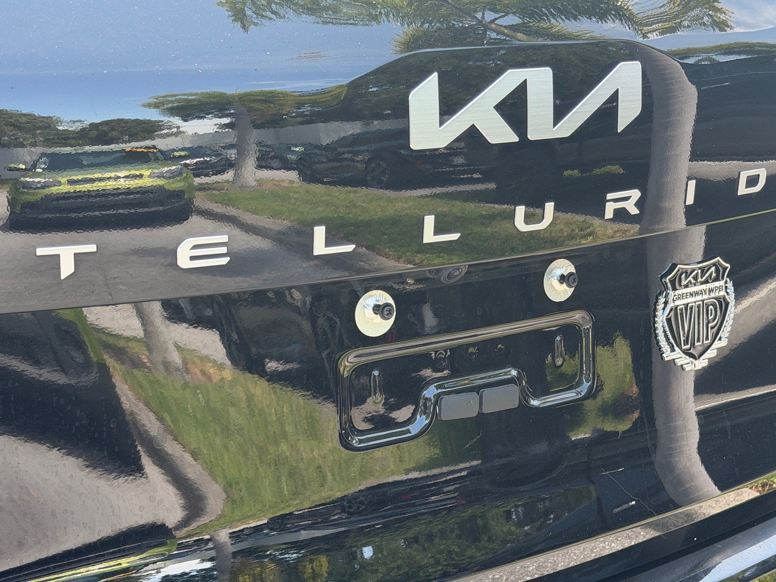 Used 2025 Kia Telluride SX w/ SX Captain's Chair Package FWD image 9