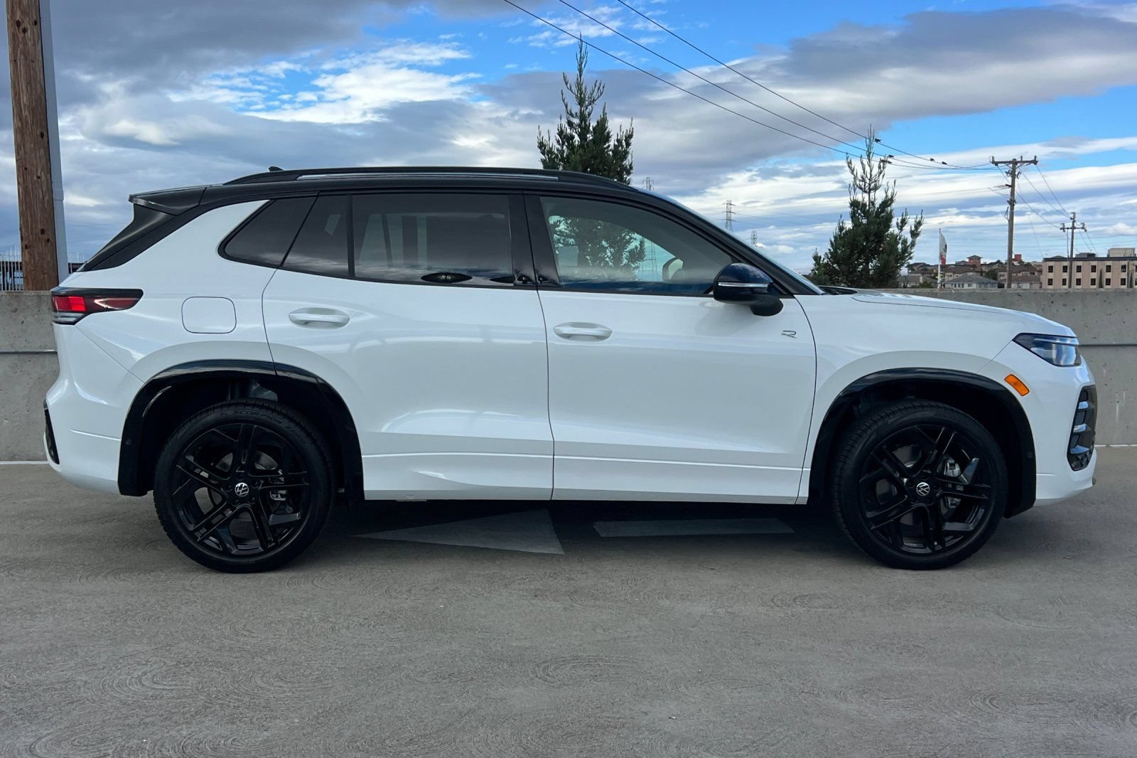 New 2026 Volkswagen Tiguan SE R-Line AWD/4WD image 3