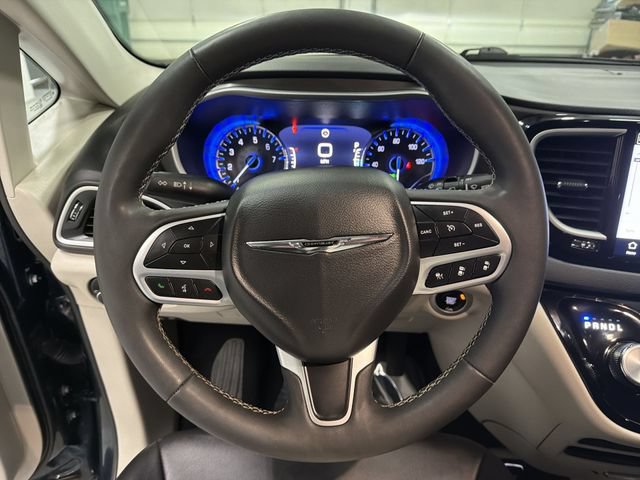 Used 2024 Chrysler Pacifica Touring-L FWD image 31