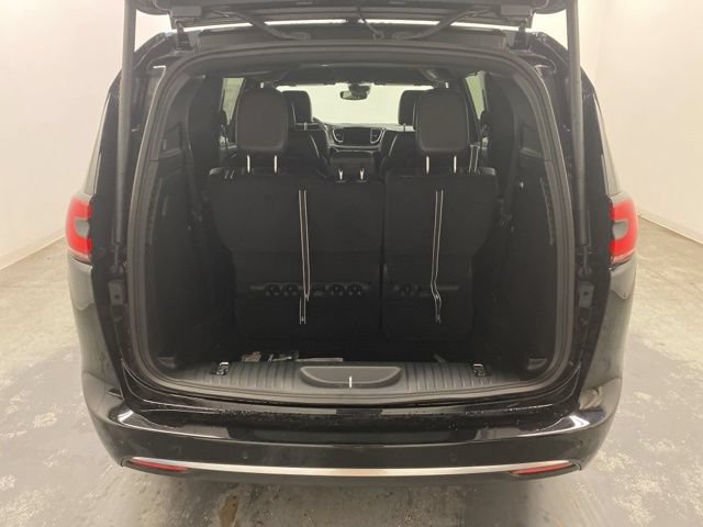 New 2027 Chrysler Pacifica Select FWD image 24