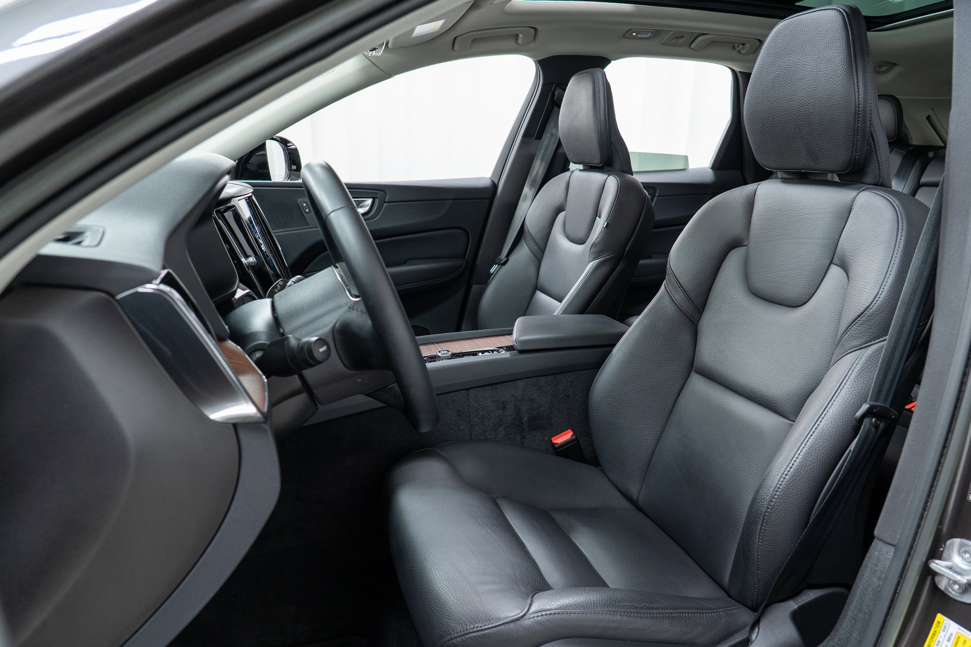 Certified 2023 Volvo XC60 B5 Plus w/ Climate Package image 13