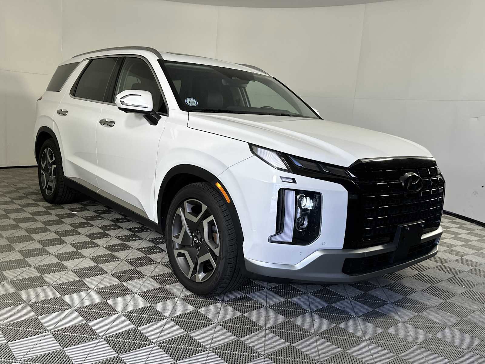 Used 2024 Hyundai Palisade Limited FWD image 2