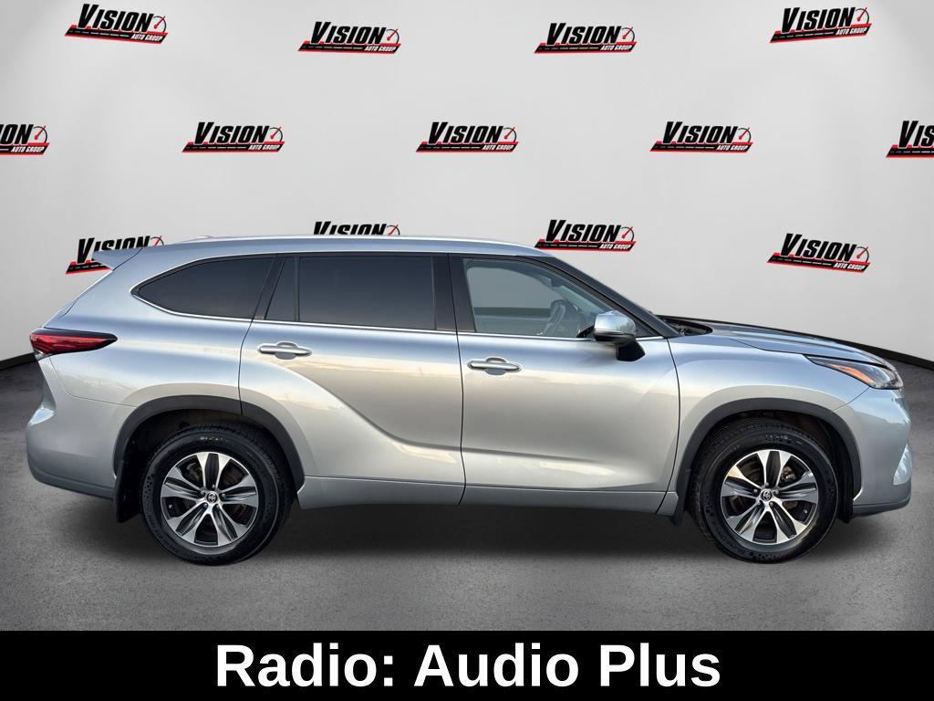 Used 2022 Toyota Highlander XLE AWD/4WD image 4