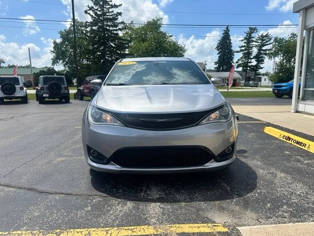Used 2018 Chrysler Pacifica Touring Plus w/ S Appearance Package FWD image 2
