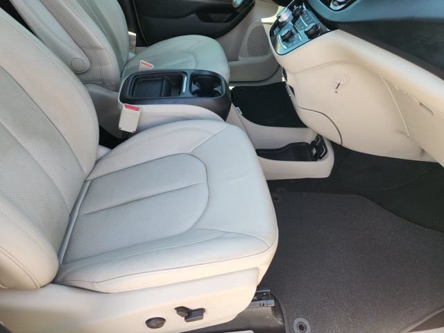 Used 2019 Chrysler Pacifica Touring-L w/ Advanced Safetytec Group FWD image 18