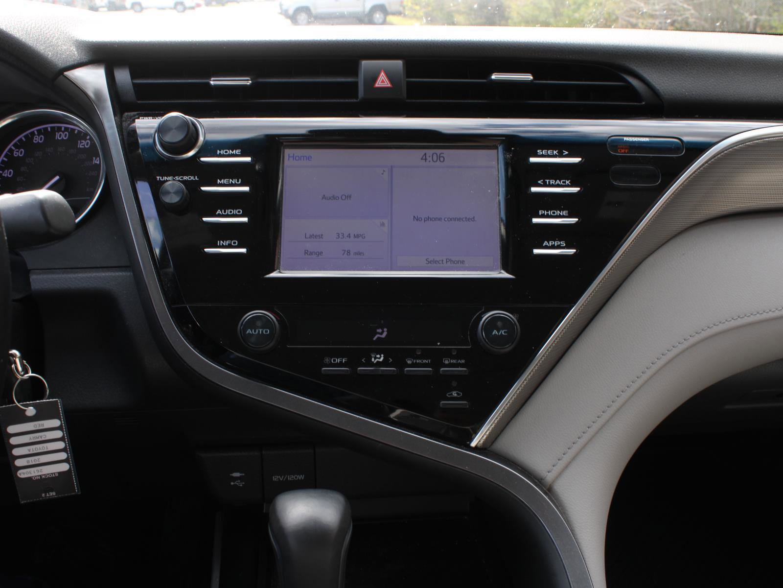 Used 2018 Toyota Camry SE w/ Moonroof Package FWD image 12