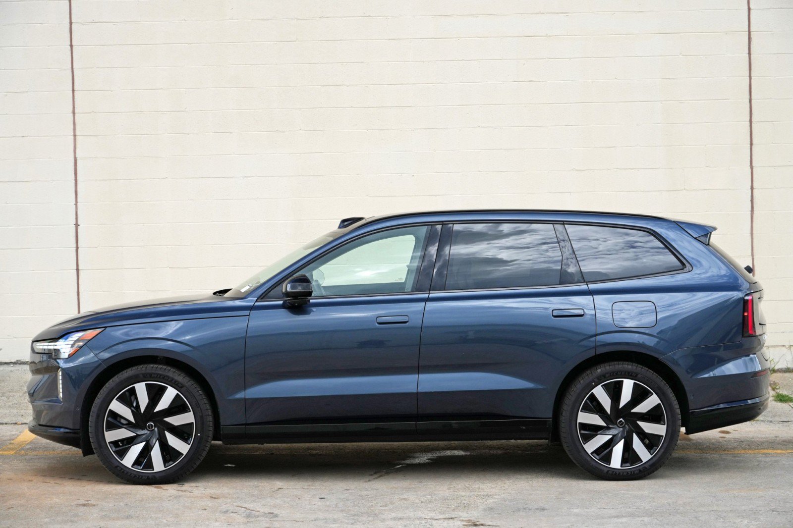 Used 2025 Volvo EX90 Ultra AWD/4WD image 48