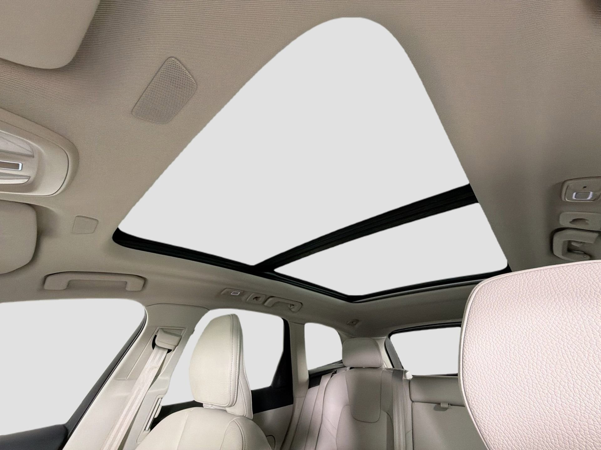 Certified 2024 Volvo XC60 B5 Plus w/ Protection Package Premier AWD/4WD image 22